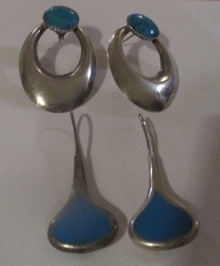 xxM1195M Two pair of silver earrings